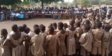Les « Amis de Charles Abalo Awade » soutiennent les élèves de l’école primaire publique de Yao Copé