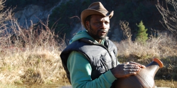 Echos de la diaspora : le Franco-togolais Pierre Koffi Alanda allie le champ et le chant