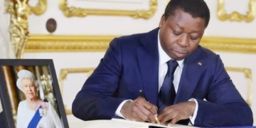 Le livre de condoléances d&rsquo;Elizabeth II signé par le Togo