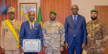 Mali-Togo : Assimi GOITA élève Robert DUSSEY au rang de Commandeur de l’ordre national du Mali