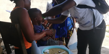 Campagne africaine de vaccination : des agents de santé communaitaires bravent les intempéries et apportent gratuitement des vaccins aux populations